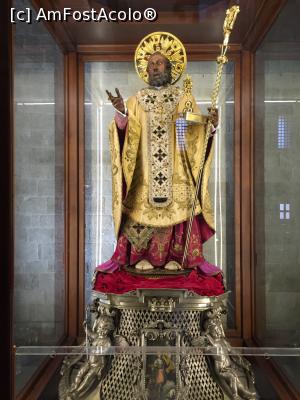 [P30] La ieșirea din Basilica San Nicola, statuia Sfântului Nicolae.  » foto by Aurici
 - 
<span class="allrVoted glyphicon glyphicon-heart hidden" id="av733561"></span>
<a class="m-l-10 hidden" id="sv733561" onclick="voting_Foto_DelVot(,733561,3993)" role="button">șterge vot <span class="glyphicon glyphicon-remove"></span></a>
<a id="v9733561" class=" c-red"  onclick="voting_Foto_SetVot(733561)" role="button"><span class="glyphicon glyphicon-heart-empty"></span> <b>LIKE</b> = Votează poza</a> <img class="hidden"  id="f733561W9" src="/imagini/loader.gif" border="0" /><span class="AjErrMes hidden" id="e733561ErM"></span>