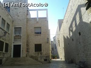 [P09] Și școala din Bari Vecchia, aproape de Basilica San Nicola.  » foto by Aurici
 - 
<span class="allrVoted glyphicon glyphicon-heart hidden" id="av733540"></span>
<a class="m-l-10 hidden" id="sv733540" onclick="voting_Foto_DelVot(,733540,3993)" role="button">șterge vot <span class="glyphicon glyphicon-remove"></span></a>
<a id="v9733540" class=" c-red"  onclick="voting_Foto_SetVot(733540)" role="button"><span class="glyphicon glyphicon-heart-empty"></span> <b>LIKE</b> = Votează poza</a> <img class="hidden"  id="f733540W9" src="/imagini/loader.gif" border="0" /><span class="AjErrMes hidden" id="e733540ErM"></span>