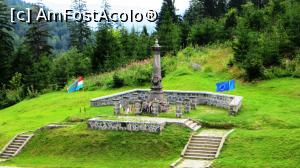 [P07] Monumentul de piatră construit în 1897 în cinstea eroilor secui căzuți în luptele din pasul Nyerges. De remarcat prezența unui drapel românesc (în spate, dreapta) alături de celelelate (secuiesc si unguresc în stânga)  » foto by Lucien
 - 
<span class="allrVoted glyphicon glyphicon-heart hidden" id="av809229"></span>
<a class="m-l-10 hidden" id="sv809229" onclick="voting_Foto_DelVot(,809229,3998)" role="button">șterge vot <span class="glyphicon glyphicon-remove"></span></a>
<a id="v9809229" class=" c-red"  onclick="voting_Foto_SetVot(809229)" role="button"><span class="glyphicon glyphicon-heart-empty"></span> <b>LIKE</b> = Votează poza</a> <img class="hidden"  id="f809229W9" src="/imagini/loader.gif" border="0" /><span class="AjErrMes hidden" id="e809229ErM"></span>
