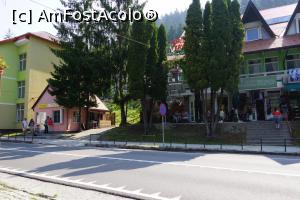 [P22] Micul complex commercial din centrul localităţii Băile Tuşnad. Ghereta roz este locul unde se fac langoşii uriaşi. Cofetăria este în drept cu indicatorul de circulaţie 'Oprirea interzisă'.  » foto by Utube
 - 
<span class="allrVoted glyphicon glyphicon-heart hidden" id="av777183"></span>
<a class="m-l-10 hidden" id="sv777183" onclick="voting_Foto_DelVot(,777183,3998)" role="button">șterge vot <span class="glyphicon glyphicon-remove"></span></a>
<a id="v9777183" class=" c-red"  onclick="voting_Foto_SetVot(777183)" role="button"><span class="glyphicon glyphicon-heart-empty"></span> <b>LIKE</b> = Votează poza</a> <img class="hidden"  id="f777183W9" src="/imagini/loader.gif" border="0" /><span class="AjErrMes hidden" id="e777183ErM"></span>