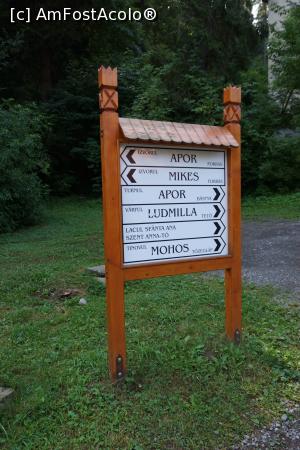[P08] Indicatoare de trasee către lacul Sfânta Ana şi către Tinovul Mohos - amplasate tot în spatele Hotel Tuşnad.  » foto by Utube
 - 
<span class="allrVoted glyphicon glyphicon-heart hidden" id="av777169"></span>
<a class="m-l-10 hidden" id="sv777169" onclick="voting_Foto_DelVot(,777169,3998)" role="button">șterge vot <span class="glyphicon glyphicon-remove"></span></a>
<a id="v9777169" class=" c-red"  onclick="voting_Foto_SetVot(777169)" role="button"><span class="glyphicon glyphicon-heart-empty"></span> <b>LIKE</b> = Votează poza</a> <img class="hidden"  id="f777169W9" src="/imagini/loader.gif" border="0" /><span class="AjErrMes hidden" id="e777169ErM"></span>