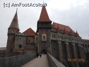 [P10] Castelul Corvinilor - Imagine surprinsă de pe podul de acces.  » foto by iulianic
 - 
<span class="allrVoted glyphicon glyphicon-heart hidden" id="av771010"></span>
<a class="m-l-10 hidden" id="sv771010" onclick="voting_Foto_DelVot(,771010,4000)" role="button">șterge vot <span class="glyphicon glyphicon-remove"></span></a>
<a id="v9771010" class=" c-red"  onclick="voting_Foto_SetVot(771010)" role="button"><span class="glyphicon glyphicon-heart-empty"></span> <b>LIKE</b> = Votează poza</a> <img class="hidden"  id="f771010W9" src="/imagini/loader.gif" border="0" /><span class="AjErrMes hidden" id="e771010ErM"></span>