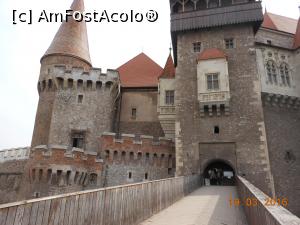 [P06] Castelul Corvinilor - Podul de lemn și Turnul de poartă.  » foto by iulianic
 - 
<span class="allrVoted glyphicon glyphicon-heart hidden" id="av771006"></span>
<a class="m-l-10 hidden" id="sv771006" onclick="voting_Foto_DelVot(,771006,4000)" role="button">șterge vot <span class="glyphicon glyphicon-remove"></span></a>
<a id="v9771006" class=" c-red"  onclick="voting_Foto_SetVot(771006)" role="button"><span class="glyphicon glyphicon-heart-empty"></span> <b>LIKE</b> = Votează poza</a> <img class="hidden"  id="f771006W9" src="/imagini/loader.gif" border="0" /><span class="AjErrMes hidden" id="e771006ErM"></span>