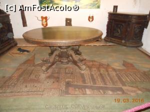 [P68] Castelul Corvinilor - Expoziția cinegetică. Mobilier vechi și covor cu Castelul Corvineștilor.  » foto by iulianic
 - 
<span class="allrVoted glyphicon glyphicon-heart hidden" id="av771081"></span>
<a class="m-l-10 hidden" id="sv771081" onclick="voting_Foto_DelVot(,771081,4000)" role="button">șterge vot <span class="glyphicon glyphicon-remove"></span></a>
<a id="v9771081" class=" c-red"  onclick="voting_Foto_SetVot(771081)" role="button"><span class="glyphicon glyphicon-heart-empty"></span> <b>LIKE</b> = Votează poza</a> <img class="hidden"  id="f771081W9" src="/imagini/loader.gif" border="0" /><span class="AjErrMes hidden" id="e771081ErM"></span>