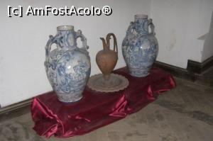 [P17] Vase din porțelan și metal din Camera Domnițelor.  » foto by Zoazore
 - 
<span class="allrVoted glyphicon glyphicon-heart hidden" id="av725280"></span>
<a class="m-l-10 hidden" id="sv725280" onclick="voting_Foto_DelVot(,725280,4000)" role="button">șterge vot <span class="glyphicon glyphicon-remove"></span></a>
<a id="v9725280" class=" c-red"  onclick="voting_Foto_SetVot(725280)" role="button"><span class="glyphicon glyphicon-heart-empty"></span> <b>LIKE</b> = Votează poza</a> <img class="hidden"  id="f725280W9" src="/imagini/loader.gif" border="0" /><span class="AjErrMes hidden" id="e725280ErM"></span>