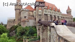 [P02] În prim-plan podul de acces în castel, spre Turnul Nou de Poartă. La stânga acestui turn este Aripa Matia, iar la dreapta este Palatul de Festivități (cu Sala Cavalerilor la parter și cu Sala Dietei la etaj)  » foto by Lucien
 - 
<span class="allrVoted glyphicon glyphicon-heart hidden" id="av834161"></span>
<a class="m-l-10 hidden" id="sv834161" onclick="voting_Foto_DelVot(,834161,4000)" role="button">șterge vot <span class="glyphicon glyphicon-remove"></span></a>
<a id="v9834161" class=" c-red"  onclick="voting_Foto_SetVot(834161)" role="button"><span class="glyphicon glyphicon-heart-empty"></span> <b>LIKE</b> = Votează poza</a> <img class="hidden"  id="f834161W9" src="/imagini/loader.gif" border="0" /><span class="AjErrMes hidden" id="e834161ErM"></span>