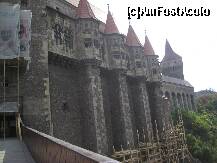 [P10] castelul vazut de pe podul de la intrare. » foto by sandu.53
 - 
<span class="allrVoted glyphicon glyphicon-heart hidden" id="av158706"></span>
<a class="m-l-10 hidden" id="sv158706" onclick="voting_Foto_DelVot(,158706,4000)" role="button">șterge vot <span class="glyphicon glyphicon-remove"></span></a>
<a id="v9158706" class=" c-red"  onclick="voting_Foto_SetVot(158706)" role="button"><span class="glyphicon glyphicon-heart-empty"></span> <b>LIKE</b> = Votează poza</a> <img class="hidden"  id="f158706W9" src="/imagini/loader.gif" border="0" /><span class="AjErrMes hidden" id="e158706ErM"></span>