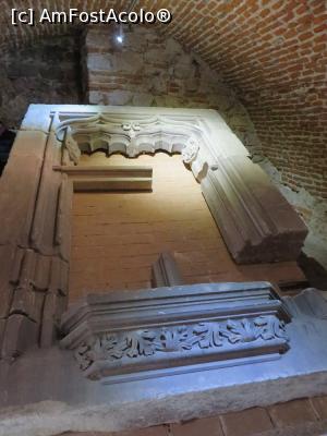 [P12] Ancadrament de fereastră - Lapidariul gotic - Castelul Corvinilor.  » foto by tata123 🔱
 - 
<span class="allrVoted glyphicon glyphicon-heart hidden" id="av741398"></span>
<a class="m-l-10 hidden" id="sv741398" onclick="voting_Foto_DelVot(,741398,4000)" role="button">șterge vot <span class="glyphicon glyphicon-remove"></span></a>
<a id="v9741398" class=" c-red"  onclick="voting_Foto_SetVot(741398)" role="button"><span class="glyphicon glyphicon-heart-empty"></span> <b>LIKE</b> = Votează poza</a> <img class="hidden"  id="f741398W9" src="/imagini/loader.gif" border="0" /><span class="AjErrMes hidden" id="e741398ErM"></span>