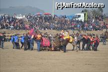 [P10] Despartirea camilelor la sfarsit de meci. Echipa rosie la o camila, echipa albastra la cealalta. E nevoie de cativa oameni pentru a putea face fata unei camile.  » foto by TraianS
 - 
<span class="allrVoted glyphicon glyphicon-heart hidden" id="av498036"></span>
<a class="m-l-10 hidden" id="sv498036" onclick="voting_Foto_DelVot(,498036,4030)" role="button">șterge vot <span class="glyphicon glyphicon-remove"></span></a>
<a id="v9498036" class=" c-red"  onclick="voting_Foto_SetVot(498036)" role="button"><span class="glyphicon glyphicon-heart-empty"></span> <b>LIKE</b> = Votează poza</a> <img class="hidden"  id="f498036W9" src="/imagini/loader.gif" border="0" /><span class="AjErrMes hidden" id="e498036ErM"></span>