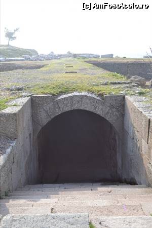 [P15] Kryptoporticus. Tunelul de vreo 70 de m, prin care pacientii erau dusi de catre preotii/medici, la incubat si la intalnirea cu Zeul Asklepius, care-i vizita in vis. Asklepion.  » foto by TraianS
 - 
<span class="allrVoted glyphicon glyphicon-heart hidden" id="av504581"></span>
<a class="m-l-10 hidden" id="sv504581" onclick="voting_Foto_DelVot(,504581,4030)" role="button">șterge vot <span class="glyphicon glyphicon-remove"></span></a>
<a id="v9504581" class=" c-red"  onclick="voting_Foto_SetVot(504581)" role="button"><span class="glyphicon glyphicon-heart-empty"></span> <b>LIKE</b> = Votează poza</a> <img class="hidden"  id="f504581W9" src="/imagini/loader.gif" border="0" /><span class="AjErrMes hidden" id="e504581ErM"></span>