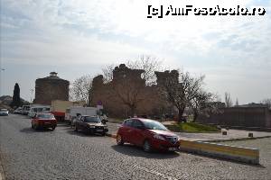 [P20] In drum spre acropola veti trece pe langa ruinele Basilici Rosii (Kızıl Avlu). Are doua cladiri circulare, langa. Intr-una din ele, a fost amenajata o moschee. Cladirea cu moscheea nu se vede in poza.  » foto by TraianS
 - 
<span class="allrVoted glyphicon glyphicon-heart hidden" id="av504586"></span>
<a class="m-l-10 hidden" id="sv504586" onclick="voting_Foto_DelVot(,504586,4030)" role="button">șterge vot <span class="glyphicon glyphicon-remove"></span></a>
<a id="v9504586" class=" c-red"  onclick="voting_Foto_SetVot(504586)" role="button"><span class="glyphicon glyphicon-heart-empty"></span> <b>LIKE</b> = Votează poza</a> <img class="hidden"  id="f504586W9" src="/imagini/loader.gif" border="0" /><span class="AjErrMes hidden" id="e504586ErM"></span>