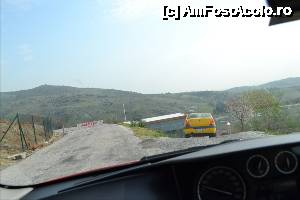 [P26] Poza facuta la coborare. In fundal se vede cladirea telefericului. Drumul vechi (lat) a fost inchis, pe langa teleferic - pe acolo ar fi incaput autocarele. Pe drumul mic - la dreapta, incap doar masinile mici.  » foto by TraianS
 - 
<span class="allrVoted glyphicon glyphicon-heart hidden" id="av504602"></span>
<a class="m-l-10 hidden" id="sv504602" onclick="voting_Foto_DelVot(,504602,4030)" role="button">șterge vot <span class="glyphicon glyphicon-remove"></span></a>
<a id="v9504602" class=" c-red"  onclick="voting_Foto_SetVot(504602)" role="button"><span class="glyphicon glyphicon-heart-empty"></span> <b>LIKE</b> = Votează poza</a> <img class="hidden"  id="f504602W9" src="/imagini/loader.gif" border="0" /><span class="AjErrMes hidden" id="e504602ErM"></span>