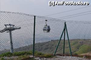 [P31] Ajunsi in varful dealului am dat si peste teleferic. Primaria - prefera ca 'musterii', sa lase masina la parcarea cu plata de jos si apoi sa ia telefericul sau taxi. Adevarul este ca nu prea este loc de parcare sus.  » foto by TraianS
 - 
<span class="allrVoted glyphicon glyphicon-heart hidden" id="av504608"></span>
<a class="m-l-10 hidden" id="sv504608" onclick="voting_Foto_DelVot(,504608,4030)" role="button">șterge vot <span class="glyphicon glyphicon-remove"></span></a>
<a id="v9504608" class=" c-red"  onclick="voting_Foto_SetVot(504608)" role="button"><span class="glyphicon glyphicon-heart-empty"></span> <b>LIKE</b> = Votează poza</a> <img class="hidden"  id="f504608W9" src="/imagini/loader.gif" border="0" /><span class="AjErrMes hidden" id="e504608ErM"></span>