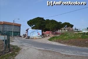 [P32] Intrarea la Acropola. In stanga, e cladirea de sus a telefericului. Este o parcare mica in fata cladirii telefericului - unde parcheaza angajatii + o parcare mica de aici de unde e facuta fotografia.  » foto by TraianS
 - 
<span class="allrVoted glyphicon glyphicon-heart hidden" id="av504609"></span>
<a class="m-l-10 hidden" id="sv504609" onclick="voting_Foto_DelVot(,504609,4030)" role="button">șterge vot <span class="glyphicon glyphicon-remove"></span></a>
<a id="v9504609" class=" c-red"  onclick="voting_Foto_SetVot(504609)" role="button"><span class="glyphicon glyphicon-heart-empty"></span> <b>LIKE</b> = Votează poza</a> <img class="hidden"  id="f504609W9" src="/imagini/loader.gif" border="0" /><span class="AjErrMes hidden" id="e504609ErM"></span>