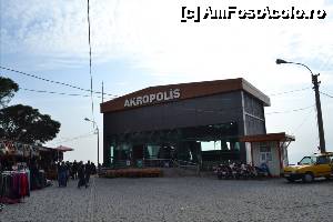 [P34] Cladirea de pe Acropola a telefericului si mini-parcarea din fata ei. Tot aici sunt si magazinele de suveniruri.  » foto by TraianS
 - 
<span class="allrVoted glyphicon glyphicon-heart hidden" id="av504611"></span>
<a class="m-l-10 hidden" id="sv504611" onclick="voting_Foto_DelVot(,504611,4030)" role="button">șterge vot <span class="glyphicon glyphicon-remove"></span></a>
<a id="v9504611" class=" c-red"  onclick="voting_Foto_SetVot(504611)" role="button"><span class="glyphicon glyphicon-heart-empty"></span> <b>LIKE</b> = Votează poza</a> <img class="hidden"  id="f504611W9" src="/imagini/loader.gif" border="0" /><span class="AjErrMes hidden" id="e504611ErM"></span>