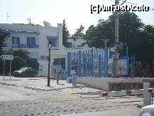 [P12] statia de tren, chiar la intrarea in obiectivul turistic ( aceasta intrare este in stanga, nu se vede in fotografie). din dreapta, trenul vine dinspre centrul tunis-ului » foto by a.sr*
 - 
<span class="allrVoted glyphicon glyphicon-heart hidden" id="av266755"></span>
<a class="m-l-10 hidden" id="sv266755" onclick="voting_Foto_DelVot(,266755,4041)" role="button">șterge vot <span class="glyphicon glyphicon-remove"></span></a>
<a id="v9266755" class=" c-red"  onclick="voting_Foto_SetVot(266755)" role="button"><span class="glyphicon glyphicon-heart-empty"></span> <b>LIKE</b> = Votează poza</a> <img class="hidden"  id="f266755W9" src="/imagini/loader.gif" border="0" /><span class="AjErrMes hidden" id="e266755ErM"></span>