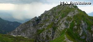 [P27] Faţa sudică (dinspre Omu) a Vârfului Bucşoiu. În fundal se observă potopul ce ne-a 'însoţit' la coborârea în Şaua Bucşoiului » foto by Claudiu U.
 - 
<span class="allrVoted glyphicon glyphicon-heart hidden" id="av693857"></span>
<a class="m-l-10 hidden" id="sv693857" onclick="voting_Foto_DelVot(,693857,4076)" role="button">șterge vot <span class="glyphicon glyphicon-remove"></span></a>
<a id="v9693857" class=" c-red"  onclick="voting_Foto_SetVot(693857)" role="button"><span class="glyphicon glyphicon-heart-empty"></span> <b>LIKE</b> = Votează poza</a> <img class="hidden"  id="f693857W9" src="/imagini/loader.gif" border="0" /><span class="AjErrMes hidden" id="e693857ErM"></span>