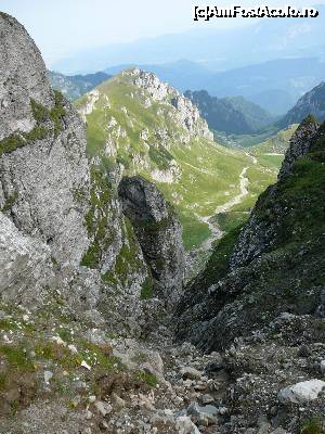 [P06] Vedere din Curmătura Hornurilor către Valea Mălăieşti (în fundal se observă şi cabana)  » foto by Claudiu U.
 - 
<span class="allrVoted glyphicon glyphicon-heart hidden" id="av697526"></span>
<a class="m-l-10 hidden" id="sv697526" onclick="voting_Foto_DelVot(,697526,4076)" role="button">șterge vot <span class="glyphicon glyphicon-remove"></span></a>
<a id="v9697526" class=" c-red"  onclick="voting_Foto_SetVot(697526)" role="button"><span class="glyphicon glyphicon-heart-empty"></span> <b>LIKE</b> = Votează poza</a> <img class="hidden"  id="f697526W9" src="/imagini/loader.gif" border="0" /><span class="AjErrMes hidden" id="e697526ErM"></span>