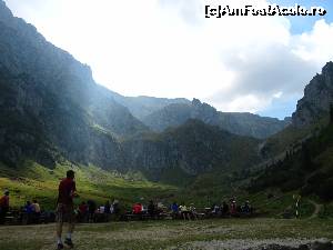 [P04] Lume multă duminica la prânz la cabana Mălăiești. În fundal zidul format de Omu + Bucșoiu » foto by saxonul
 - 
<span class="allrVoted glyphicon glyphicon-heart hidden" id="av666989"></span>
<a class="m-l-10 hidden" id="sv666989" onclick="voting_Foto_DelVot(,666989,4076)" role="button">șterge vot <span class="glyphicon glyphicon-remove"></span></a>
<a id="v9666989" class=" c-red"  onclick="voting_Foto_SetVot(666989)" role="button"><span class="glyphicon glyphicon-heart-empty"></span> <b>LIKE</b> = Votează poza</a> <img class="hidden"  id="f666989W9" src="/imagini/loader.gif" border="0" /><span class="AjErrMes hidden" id="e666989ErM"></span>