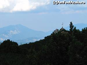 [P07] Aceeași cruce de pe Culmea Țigănești și Postavaru în fundal » foto by saxonul
 - 
<span class="allrVoted glyphicon glyphicon-heart hidden" id="av666996"></span>
<a class="m-l-10 hidden" id="sv666996" onclick="voting_Foto_DelVot(,666996,4076)" role="button">șterge vot <span class="glyphicon glyphicon-remove"></span></a>
<a id="v9666996" class=" c-red"  onclick="voting_Foto_SetVot(666996)" role="button"><span class="glyphicon glyphicon-heart-empty"></span> <b>LIKE</b> = Votează poza</a> <img class="hidden"  id="f666996W9" src="/imagini/loader.gif" border="0" /><span class="AjErrMes hidden" id="e666996ErM"></span>