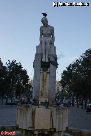[P20] Statuia 'Menina Nua - A Juventude' (Fecioară dezbrăcată - Tinereţe), operă a sculptorului Henrique Moreira, de pe Avenida dos Aliados » foto by Costi
 - 
<span class="allrVoted glyphicon glyphicon-heart hidden" id="av414688"></span>
<a class="m-l-10 hidden" id="sv414688" onclick="voting_Foto_DelVot(,414688,4082)" role="button">șterge vot <span class="glyphicon glyphicon-remove"></span></a>
<a id="v9414688" class=" c-red"  onclick="voting_Foto_SetVot(414688)" role="button"><span class="glyphicon glyphicon-heart-empty"></span> <b>LIKE</b> = Votează poza</a> <img class="hidden"  id="f414688W9" src="/imagini/loader.gif" border="0" /><span class="AjErrMes hidden" id="e414688ErM"></span>
