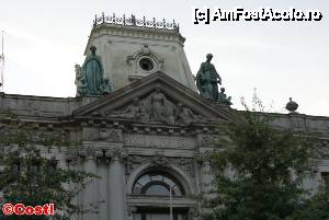 [P25] Detaliu de pe faţada clădirii Banco de Portugal, de pe latura vestică a Pieţei Libertăţii.  » foto by Costi
 - 
<span class="allrVoted glyphicon glyphicon-heart hidden" id="av414697"></span>
<a class="m-l-10 hidden" id="sv414697" onclick="voting_Foto_DelVot(,414697,4082)" role="button">șterge vot <span class="glyphicon glyphicon-remove"></span></a>
<a id="v9414697" class=" c-red"  onclick="voting_Foto_SetVot(414697)" role="button"><span class="glyphicon glyphicon-heart-empty"></span> <b>LIKE</b> = Votează poza</a> <img class="hidden"  id="f414697W9" src="/imagini/loader.gif" border="0" /><span class="AjErrMes hidden" id="e414697ErM"></span>