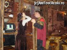 [P20] Domnita-ospatarita si cavalerul-ospatarelul ce stau la intrarea in restaurantul medieval Excalibur...of, dar ne da de gol monitorul acela ce ne aminteste ca suntem totusi in sec. 21... » foto by ileanaxperta*
 - 
<span class="allrVoted glyphicon glyphicon-heart hidden" id="av54560"></span>
<a class="m-l-10 hidden" id="sv54560" onclick="voting_Foto_DelVot(,54560,4083)" role="button">șterge vot <span class="glyphicon glyphicon-remove"></span></a>
<a id="v954560" class=" c-red"  onclick="voting_Foto_SetVot(54560)" role="button"><span class="glyphicon glyphicon-heart-empty"></span> <b>LIKE</b> = Votează poza</a> <img class="hidden"  id="f54560W9" src="/imagini/loader.gif" border="0" /><span class="AjErrMes hidden" id="e54560ErM"></span>