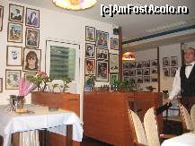 [P02] Restaurantul Marshall  / Unul din chelneri privind cu suficienta » foto by Michi
 - 
<span class="allrVoted glyphicon glyphicon-heart hidden" id="av386132"></span>
<a class="m-l-10 hidden" id="sv386132" onclick="voting_Foto_DelVot(,386132,4083)" role="button">șterge vot <span class="glyphicon glyphicon-remove"></span></a>
<a id="v9386132" class=" c-red"  onclick="voting_Foto_SetVot(386132)" role="button"><span class="glyphicon glyphicon-heart-empty"></span> <b>LIKE</b> = Votează poza</a> <img class="hidden"  id="f386132W9" src="/imagini/loader.gif" border="0" /><span class="AjErrMes hidden" id="e386132ErM"></span>