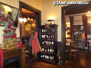 [P02] Intrarea in bistro, vinurile sunt expuse la vedere, un mic aranjament de sarbatori » foto by amero
 - 
<span class="allrVoted glyphicon glyphicon-heart hidden" id="av700960"></span>
<a class="m-l-10 hidden" id="sv700960" onclick="voting_Foto_DelVot(,700960,4083)" role="button">șterge vot <span class="glyphicon glyphicon-remove"></span></a>
<a id="v9700960" class=" c-red"  onclick="voting_Foto_SetVot(700960)" role="button"><span class="glyphicon glyphicon-heart-empty"></span> <b>LIKE</b> = Votează poza</a> <img class="hidden"  id="f700960W9" src="/imagini/loader.gif" border="0" /><span class="AjErrMes hidden" id="e700960ErM"></span>