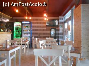 [P04] South Burger - Salonul de la parter. În dreapta este intrarea.  » foto by iulianic
 - 
<span class="allrVoted glyphicon glyphicon-heart hidden" id="av812722"></span>
<a class="m-l-10 hidden" id="sv812722" onclick="voting_Foto_DelVot(,812722,4083)" role="button">șterge vot <span class="glyphicon glyphicon-remove"></span></a>
<a id="v9812722" class=" c-red"  onclick="voting_Foto_SetVot(812722)" role="button"><span class="glyphicon glyphicon-heart-empty"></span> <b>LIKE</b> = Votează poza</a> <img class="hidden"  id="f812722W9" src="/imagini/loader.gif" border="0" /><span class="AjErrMes hidden" id="e812722ErM"></span>