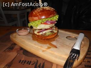 [P06] South Burger - Specialitatea casei, 'South Burger', turn rotund al unei vechi cetăți.  » foto by iulianic
 - 
<span class="allrVoted glyphicon glyphicon-heart hidden" id="av812724"></span>
<a class="m-l-10 hidden" id="sv812724" onclick="voting_Foto_DelVot(,812724,4083)" role="button">șterge vot <span class="glyphicon glyphicon-remove"></span></a>
<a id="v9812724" class=" c-red"  onclick="voting_Foto_SetVot(812724)" role="button"><span class="glyphicon glyphicon-heart-empty"></span> <b>LIKE</b> = Votează poza</a> <img class="hidden"  id="f812724W9" src="/imagini/loader.gif" border="0" /><span class="AjErrMes hidden" id="e812724ErM"></span>