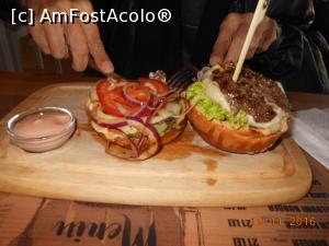 [P07] South Burger - Specialitatea casei, 'South Burger', poate fi consumat doar separat.  » foto by iulianic
 - 
<span class="allrVoted glyphicon glyphicon-heart hidden" id="av812725"></span>
<a class="m-l-10 hidden" id="sv812725" onclick="voting_Foto_DelVot(,812725,4083)" role="button">șterge vot <span class="glyphicon glyphicon-remove"></span></a>
<a id="v9812725" class=" c-red"  onclick="voting_Foto_SetVot(812725)" role="button"><span class="glyphicon glyphicon-heart-empty"></span> <b>LIKE</b> = Votează poza</a> <img class="hidden"  id="f812725W9" src="/imagini/loader.gif" border="0" /><span class="AjErrMes hidden" id="e812725ErM"></span>
