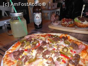 [P09] South Burger - Cele două specialități ale casei, 'South Pizza' și 'South Burger'.  » foto by iulianic
 - 
<span class="allrVoted glyphicon glyphicon-heart hidden" id="av812729"></span>
<a class="m-l-10 hidden" id="sv812729" onclick="voting_Foto_DelVot(,812729,4083)" role="button">șterge vot <span class="glyphicon glyphicon-remove"></span></a>
<a id="v9812729" class=" c-red"  onclick="voting_Foto_SetVot(812729)" role="button"><span class="glyphicon glyphicon-heart-empty"></span> <b>LIKE</b> = Votează poza</a> <img class="hidden"  id="f812729W9" src="/imagini/loader.gif" border="0" /><span class="AjErrMes hidden" id="e812729ErM"></span>