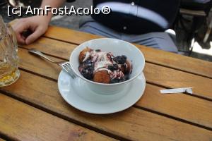 [P18] București, Hanu’ lui Manuc, Papanași cu dulceață și smântână, cam tari gogoșile... » foto by mprofeanu
 - 
<span class="allrVoted glyphicon glyphicon-heart hidden" id="av1332816"></span>
<a class="m-l-10 hidden" id="sv1332816" onclick="voting_Foto_DelVot(,1332816,4083)" role="button">șterge vot <span class="glyphicon glyphicon-remove"></span></a>
<a id="v91332816" class=" c-red"  onclick="voting_Foto_SetVot(1332816)" role="button"><span class="glyphicon glyphicon-heart-empty"></span> <b>LIKE</b> = Votează poza</a> <img class="hidden"  id="f1332816W9" src="/imagini/loader.gif" border="0" /><span class="AjErrMes hidden" id="e1332816ErM"></span>