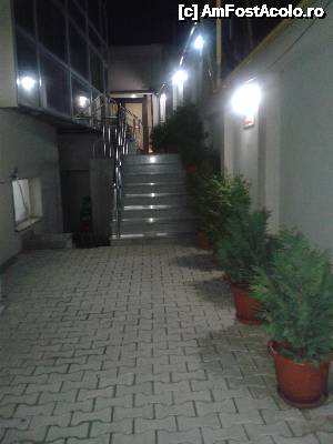 [P05] Accesul spre restaurant. Se urcă treptele apoi se coboară la un fel de subsol.  » foto by ariciu*
 - 
<span class="allrVoted glyphicon glyphicon-heart hidden" id="av500666"></span>
<a class="m-l-10 hidden" id="sv500666" onclick="voting_Foto_DelVot(,500666,4083)" role="button">șterge vot <span class="glyphicon glyphicon-remove"></span></a>
<a id="v9500666" class=" c-red"  onclick="voting_Foto_SetVot(500666)" role="button"><span class="glyphicon glyphicon-heart-empty"></span> <b>LIKE</b> = Votează poza</a> <img class="hidden"  id="f500666W9" src="/imagini/loader.gif" border="0" /><span class="AjErrMes hidden" id="e500666ErM"></span>