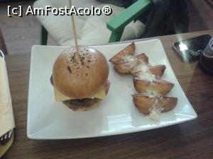 [P20] Si binenteles, nelipsitul burger care provoaca discutii.  » foto by Aurici
 - 
<span class="allrVoted glyphicon glyphicon-heart hidden" id="av831589"></span>
<a class="m-l-10 hidden" id="sv831589" onclick="voting_Foto_DelVot(,831589,4083)" role="button">șterge vot <span class="glyphicon glyphicon-remove"></span></a>
<a id="v9831589" class=" c-red"  onclick="voting_Foto_SetVot(831589)" role="button"><span class="glyphicon glyphicon-heart-empty"></span> <b>LIKE</b> = Votează poza</a> <img class="hidden"  id="f831589W9" src="/imagini/loader.gif" border="0" /><span class="AjErrMes hidden" id="e831589ErM"></span>