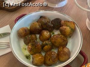 [P16] Restaurant AveForchetta - cartofi noi zdrobiti, cu rozmarin » foto by mishu
 - 
<span class="allrVoted glyphicon glyphicon-heart hidden" id="av1361718"></span>
<a class="m-l-10 hidden" id="sv1361718" onclick="voting_Foto_DelVot(,1361718,4083)" role="button">șterge vot <span class="glyphicon glyphicon-remove"></span></a>
<a id="v91361718" class=" c-red"  onclick="voting_Foto_SetVot(1361718)" role="button"><span class="glyphicon glyphicon-heart-empty"></span> <b>LIKE</b> = Votează poza</a> <img class="hidden"  id="f1361718W9" src="/imagini/loader.gif" border="0" /><span class="AjErrMes hidden" id="e1361718ErM"></span>
