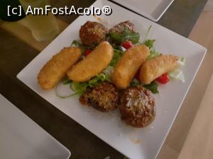 [P08] 8. Aici sunt două porții de „antreu”, mozzarela panne și ciupercile umplite cu ragu.  » foto by doinafil
 - 
<span class="allrVoted glyphicon glyphicon-heart hidden" id="av1093490"></span>
<a class="m-l-10 hidden" id="sv1093490" onclick="voting_Foto_DelVot(,1093490,4083)" role="button">șterge vot <span class="glyphicon glyphicon-remove"></span></a>
<a id="v91093490" class=" c-red"  onclick="voting_Foto_SetVot(1093490)" role="button"><span class="glyphicon glyphicon-heart-empty"></span> <b>LIKE</b> = Votează poza</a> <img class="hidden"  id="f1093490W9" src="/imagini/loader.gif" border="0" /><span class="AjErrMes hidden" id="e1093490ErM"></span>