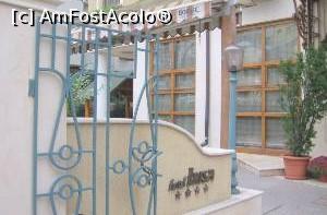 [P01] Intrarea în restaurantul Irisa » foto by Michi
 - 
<span class="allrVoted glyphicon glyphicon-heart hidden" id="av1230561"></span>
<a class="m-l-10 hidden" id="sv1230561" onclick="voting_Foto_DelVot(,1230561,4083)" role="button">șterge vot <span class="glyphicon glyphicon-remove"></span></a>
<a id="v91230561" class=" c-red"  onclick="voting_Foto_SetVot(1230561)" role="button"><span class="glyphicon glyphicon-heart-empty"></span> <b>LIKE</b> = Votează poza</a> <img class="hidden"  id="f1230561W9" src="/imagini/loader.gif" border="0" /><span class="AjErrMes hidden" id="e1230561ErM"></span>