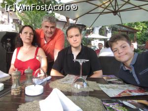 [P16] Ma famiglia aşteptând comanda » foto by Michi
 - 
<span class="allrVoted glyphicon glyphicon-heart hidden" id="av1313424"></span>
<a class="m-l-10 hidden" id="sv1313424" onclick="voting_Foto_DelVot(,1313424,4083)" role="button">șterge vot <span class="glyphicon glyphicon-remove"></span></a>
<a id="v91313424" class=" c-red"  onclick="voting_Foto_SetVot(1313424)" role="button"><span class="glyphicon glyphicon-heart-empty"></span> <b>LIKE</b> = Votează poza</a> <img class="hidden"  id="f1313424W9" src="/imagini/loader.gif" border="0" /><span class="AjErrMes hidden" id="e1313424ErM"></span>