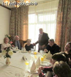 [P27] Înconjuraţi de familie » foto by Michi
 - 
<span class="allrVoted glyphicon glyphicon-heart hidden" id="av922542"></span>
<a class="m-l-10 hidden" id="sv922542" onclick="voting_Foto_DelVot(,922542,4083)" role="button">șterge vot <span class="glyphicon glyphicon-remove"></span></a>
<a id="v9922542" class=" c-red"  onclick="voting_Foto_SetVot(922542)" role="button"><span class="glyphicon glyphicon-heart-empty"></span> <b>LIKE</b> = Votează poza</a> <img class="hidden"  id="f922542W9" src="/imagini/loader.gif" border="0" /><span class="AjErrMes hidden" id="e922542ErM"></span>