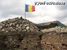 [P06] Cetatea Poienari - zidurile cetatii si steagul tricolor » foto by ascent
 - 
<span class="allrVoted glyphicon glyphicon-heart hidden" id="av164991"></span>
<a class="m-l-10 hidden" id="sv164991" onclick="voting_Foto_DelVot(,164991,4095)" role="button">șterge vot <span class="glyphicon glyphicon-remove"></span></a>
<a id="v9164991" class=" c-red"  onclick="voting_Foto_SetVot(164991)" role="button"><span class="glyphicon glyphicon-heart-empty"></span> <b>LIKE</b> = Votează poza</a> <img class="hidden"  id="f164991W9" src="/imagini/loader.gif" border="0" /><span class="AjErrMes hidden" id="e164991ErM"></span>