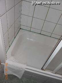 [P21] Hotel Tulip Inn Millennium - Budapesta, camera 117, duşul cu 'lighean' şi prosop pentru picioare.  » foto by iulianic
 - 
<span class="allrVoted glyphicon glyphicon-heart hidden" id="av456706"></span>
<a class="m-l-10 hidden" id="sv456706" onclick="voting_Foto_DelVot(,456706,4150)" role="button">șterge vot <span class="glyphicon glyphicon-remove"></span></a>
<a id="v9456706" class=" c-red"  onclick="voting_Foto_SetVot(456706)" role="button"><span class="glyphicon glyphicon-heart-empty"></span> <b>LIKE</b> = Votează poza</a> <img class="hidden"  id="f456706W9" src="/imagini/loader.gif" border="0" /><span class="AjErrMes hidden" id="e456706ErM"></span>