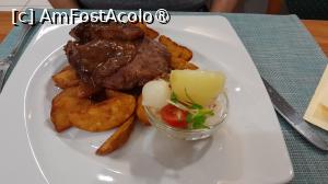 [P22] pork confit cu cartofi picanti dar nu prea tare » foto by Yolanda
 - 
<span class="allrVoted glyphicon glyphicon-heart hidden" id="av1511351"></span>
<a class="m-l-10 hidden" id="sv1511351" onclick="voting_Foto_DelVot(,1511351,4150)" role="button">șterge vot <span class="glyphicon glyphicon-remove"></span></a>
<a id="v91511351" class=" c-red"  onclick="voting_Foto_SetVot(1511351)" role="button"><span class="glyphicon glyphicon-heart-empty"></span> <b>LIKE</b> = Votează poza</a> <img class="hidden"  id="f1511351W9" src="/imagini/loader.gif" border="0" /><span class="AjErrMes hidden" id="e1511351ErM"></span>