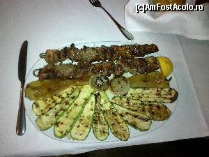 [P02] astea de frigarui din carne de porc-frumos aranjate si parca te imbie la mincare! greu de rezistat ptr pofticiosii din taverna... se puteau comanda cu orez, cu cartofi cu salata de cruditati!  » foto by mihaiela
 - 
<span class="allrVoted glyphicon glyphicon-heart hidden" id="av543954"></span>
<a class="m-l-10 hidden" id="sv543954" onclick="voting_Foto_DelVot(,543954,4160)" role="button">șterge vot <span class="glyphicon glyphicon-remove"></span></a>
<a id="v9543954" class=" c-red"  onclick="voting_Foto_SetVot(543954)" role="button"><span class="glyphicon glyphicon-heart-empty"></span> <b>LIKE</b> = Votează poza</a> <img class="hidden"  id="f543954W9" src="/imagini/loader.gif" border="0" /><span class="AjErrMes hidden" id="e543954ErM"></span>