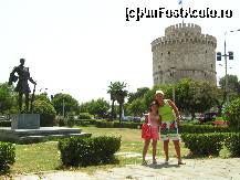 [P03] In marele si minunatul parc municipal din Salonic, cu Turnul Alb in spatele nostru, in iulie 2005 » foto by ileanaxperta*
 - 
<span class="allrVoted glyphicon glyphicon-heart hidden" id="av64281"></span>
<a class="m-l-10 hidden" id="sv64281" onclick="voting_Foto_DelVot(,64281,4165)" role="button">șterge vot <span class="glyphicon glyphicon-remove"></span></a>
<a id="v964281" class=" c-red"  onclick="voting_Foto_SetVot(64281)" role="button"><span class="glyphicon glyphicon-heart-empty"></span> <b>LIKE</b> = Votează poza</a> <img class="hidden"  id="f64281W9" src="/imagini/loader.gif" border="0" /><span class="AjErrMes hidden" id="e64281ErM"></span>
