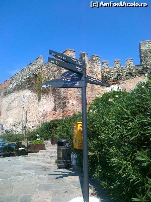 [P13] Salonic - indicator turistic langa Turnul Trigonion » foto by calator2000
 - 
<span class="allrVoted glyphicon glyphicon-heart hidden" id="av565726"></span>
<a class="m-l-10 hidden" id="sv565726" onclick="voting_Foto_DelVot(,565726,4165)" role="button">șterge vot <span class="glyphicon glyphicon-remove"></span></a>
<a id="v9565726" class=" c-red"  onclick="voting_Foto_SetVot(565726)" role="button"><span class="glyphicon glyphicon-heart-empty"></span> <b>LIKE</b> = Votează poza</a> <img class="hidden"  id="f565726W9" src="/imagini/loader.gif" border="0" /><span class="AjErrMes hidden" id="e565726ErM"></span>
