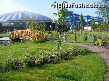 [P02] in stanga spate se vede cupola aquapakului,in dreapta spate se vad toboganele,care defapt tot inauntru ajung,ir in stanga fata este un podulet peste un iaz cu pesti aurii » foto by levi
 - 
<span class="allrVoted glyphicon glyphicon-heart hidden" id="av70424"></span>
<a class="m-l-10 hidden" id="sv70424" onclick="voting_Foto_DelVot(,70424,4171)" role="button">șterge vot <span class="glyphicon glyphicon-remove"></span></a>
<a id="v970424" class=" c-red"  onclick="voting_Foto_SetVot(70424)" role="button"><span class="glyphicon glyphicon-heart-empty"></span> <b>LIKE</b> = Votează poza</a> <img class="hidden"  id="f70424W9" src="/imagini/loader.gif" border="0" /><span class="AjErrMes hidden" id="e70424ErM"></span>