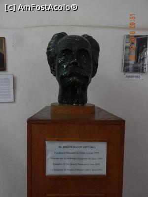 [P18] Bustul lui Joseph Bacon, fondatorul Muzeului de Istorie din Sighisoara.  » foto by Diaura*
 - 
<span class="allrVoted glyphicon glyphicon-heart hidden" id="av1065265"></span>
<a class="m-l-10 hidden" id="sv1065265" onclick="voting_Foto_DelVot(,1065265,4175)" role="button">șterge vot <span class="glyphicon glyphicon-remove"></span></a>
<a id="v91065265" class=" c-red"  onclick="voting_Foto_SetVot(1065265)" role="button"><span class="glyphicon glyphicon-heart-empty"></span> <b>LIKE</b> = Votează poza</a> <img class="hidden"  id="f1065265W9" src="/imagini/loader.gif" border="0" /><span class="AjErrMes hidden" id="e1065265ErM"></span>
