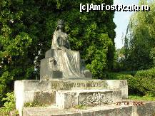 [P05] O statuie  a domnitei Safta Braincoveanu , printre arbustii din curtea manastirii Varatec » foto by raoulp55
 - 
<span class="allrVoted glyphicon glyphicon-heart hidden" id="av149380"></span>
<a class="m-l-10 hidden" id="sv149380" onclick="voting_Foto_DelVot(,149380,4183)" role="button">șterge vot <span class="glyphicon glyphicon-remove"></span></a>
<a id="v9149380" class=" c-red"  onclick="voting_Foto_SetVot(149380)" role="button"><span class="glyphicon glyphicon-heart-empty"></span> <b>LIKE</b> = Votează poza</a> <img class="hidden"  id="f149380W9" src="/imagini/loader.gif" border="0" /><span class="AjErrMes hidden" id="e149380ErM"></span>